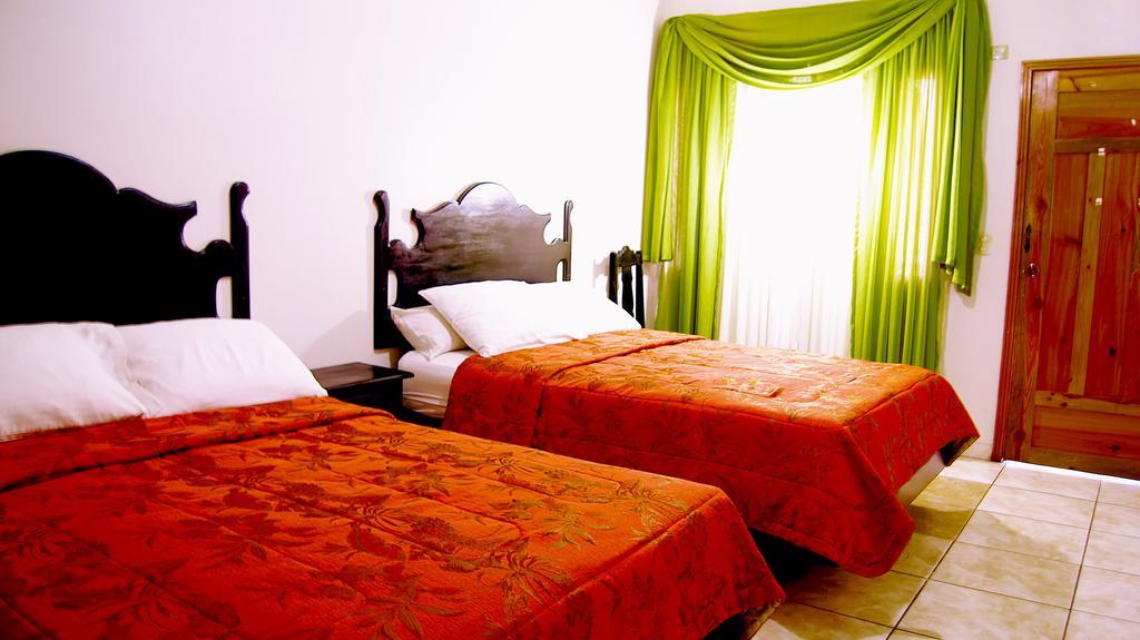 Uw Oasis Hotel La Ceiba Habitación foto